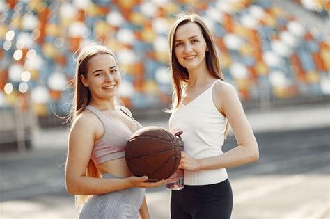 chicas en pelotas|Chicas guapas en pelotas en la playa